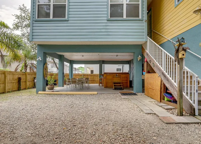 Steps To Beach, Outdoor Perks! Indian Rocks Holiday home *