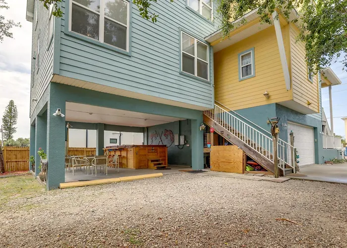 Steps To Beach, Outdoor Perks! Indian Rocks Holiday home